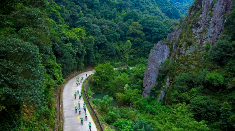 騎行青山綠水間（鄧斌攝）.jpg