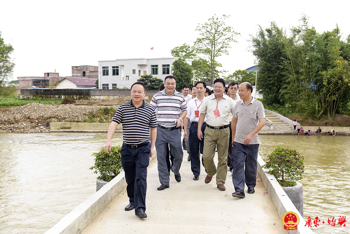 視察組實(shí)地察看了寨頭村便民大橋