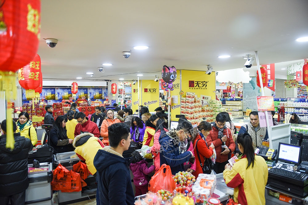 記者走訪幾家大型超市和商場發(fā)現(xiàn)，新一輪商戰(zhàn)全面打響，節(jié)日經(jīng)濟迅速升溫。廣大市民則樂享其中，紛紛購買各種節(jié)日禮品，迎接新年的到來。