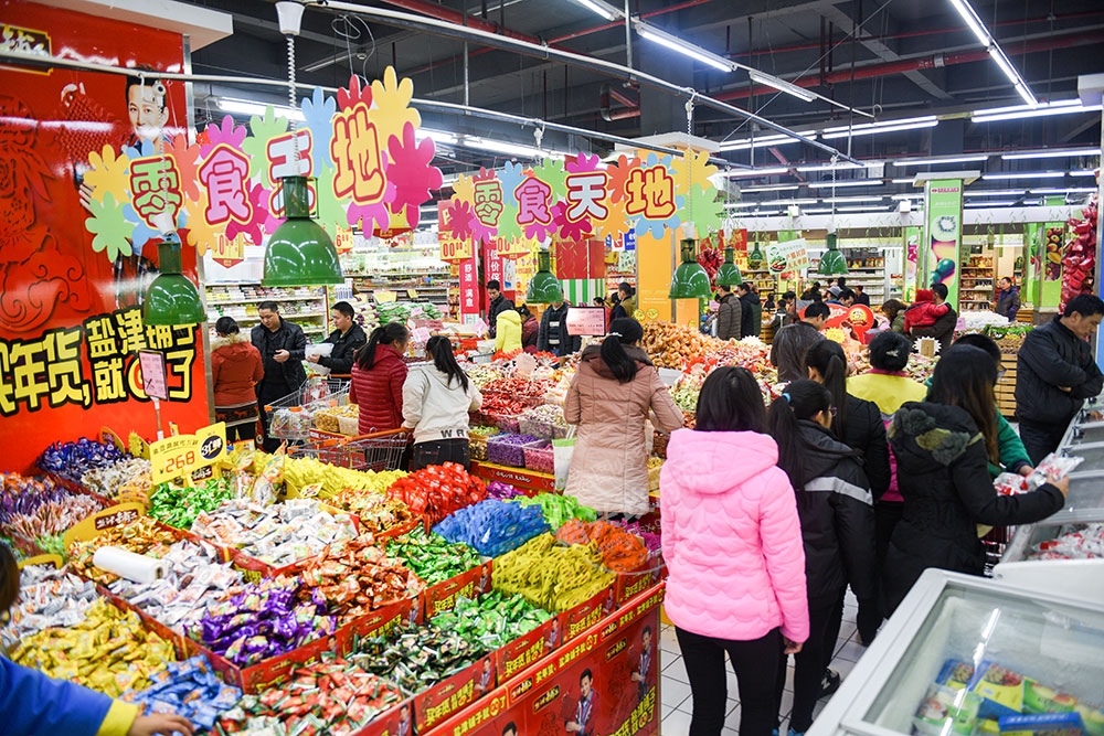 花生、瓜子、開心果、松子等休閑食品作為年貨的必需品，提前進入銷售旺季。