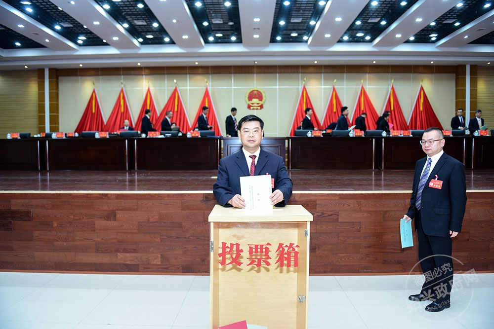 大會(huì)選舉新一屆縣人大、縣政府領(lǐng)導(dǎo)班子等，圖為縣委書(shū)記黃令遙投票