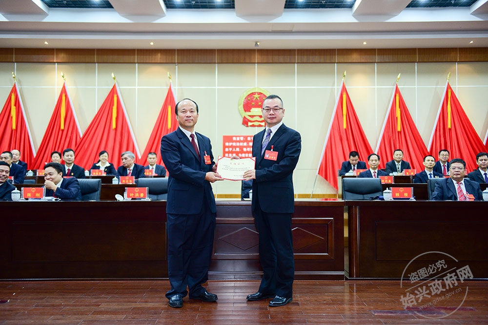 葉洪番當(dāng)選縣長(zhǎng)，圖為賴根為葉洪番（右）頒發(fā)當(dāng)選證書(shū)