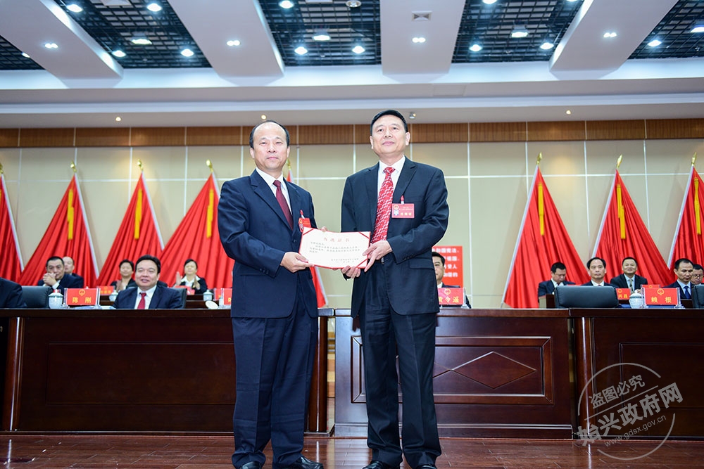 肖強(qiáng)運(yùn)當(dāng)選為始興縣第十五屆人大常委會(huì)副主任。