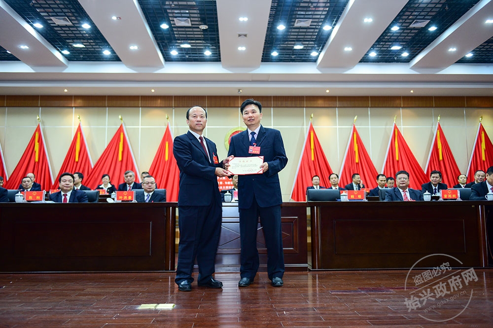 何曉域當(dāng)選為始興縣第十五屆人大常委會(huì)副主任。