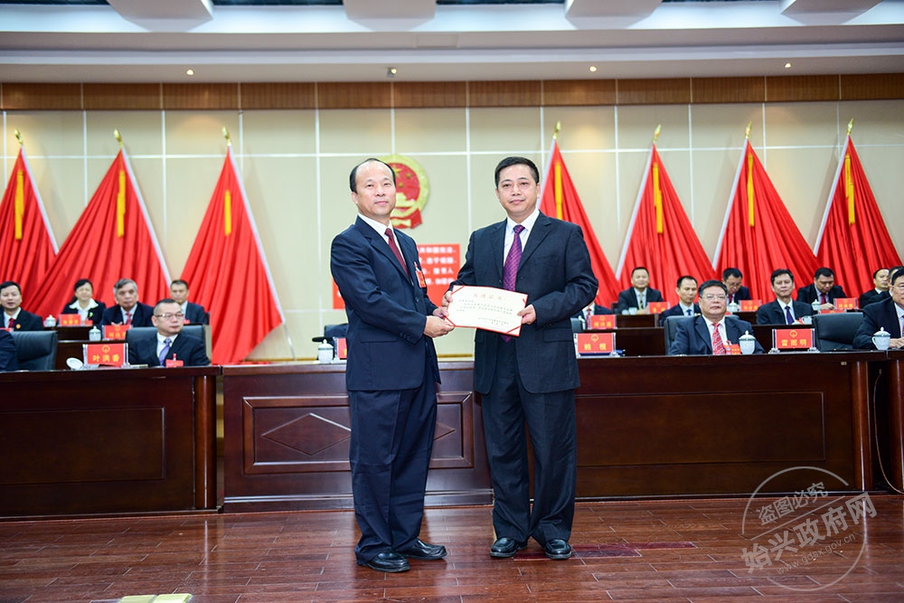 張智光當(dāng)選為始興縣人民政府副縣長(zhǎng)，，圖為賴根為張智光（右）頒發(fā)當(dāng)選證書(shū)