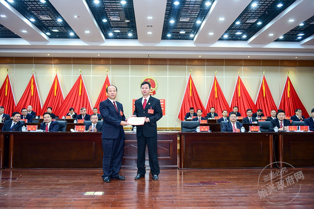 廖海岷當(dāng)選始興縣人民法院院長(zhǎng)，圖為賴根為廖海岷（右）頒發(fā)當(dāng)選證書(shū)