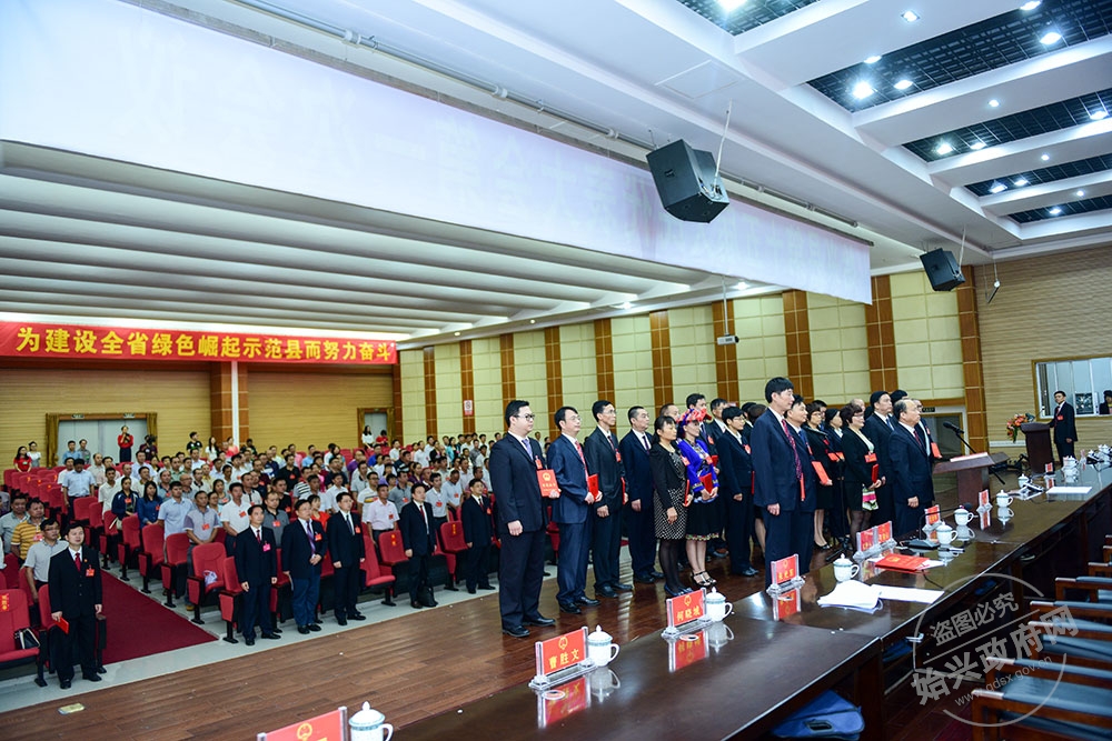 各項(xiàng)職務(wù)當(dāng)選人進(jìn)行就職憲法宣誓儀式，圖為賴根帶領(lǐng)人大常委會(huì)副主任、委員進(jìn)行宣誓