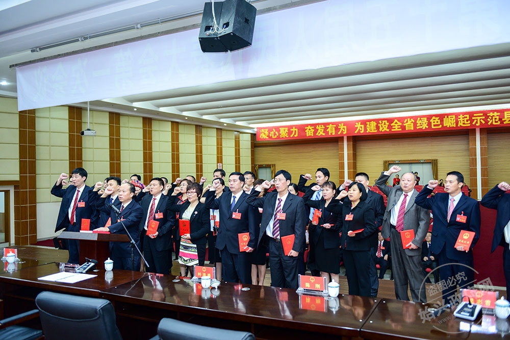 各項(xiàng)職務(wù)當(dāng)選人進(jìn)行就職憲法宣誓儀式，圖為賴根帶領(lǐng)人大常委會(huì)副主任、委員進(jìn)行宣誓