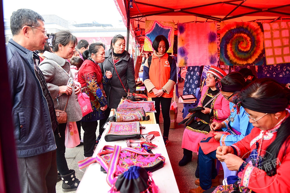 非遺民俗及民間藝術(shù)手工藝品展示，圖為瑤繡