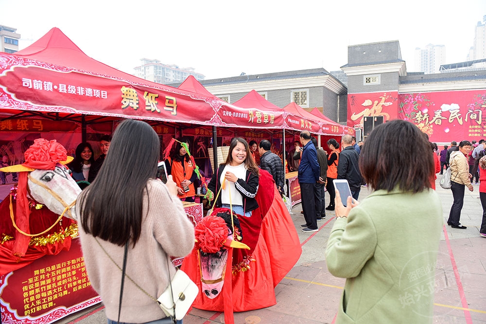 非遺民俗及民間藝術(shù)手工藝品展示，圖為市民現(xiàn)場(chǎng)體驗(yàn)