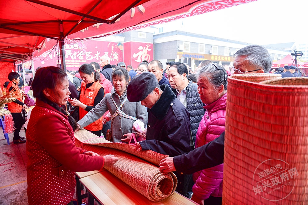 外營(yíng)草席是明朝建文三年(1302年)，從外地搬來(lái)外營(yíng)定居后，草席編織就已由老祖宗代代相傳下來(lái)，自有外營(yíng)村就有了編織草席的工藝，至今已有六百多年的歷史了。民國(guó)時(shí)期，外營(yíng)村民家家戶戶、男女老少都會(huì)編織草榭（草席），并以此為主要的經(jīng)濟(jì)來(lái)源。八一村民所編織的草榭，硬朗結(jié)實(shí)，具有冬暖夏涼、平滑、防潮、爽汗、防風(fēng)濕和耐用等特點(diǎn)。這些生產(chǎn)技藝是八一村民長(zhǎng)期積累的智慧結(jié)晶，且難用現(xiàn)代機(jī)械及技術(shù)來(lái)代替，其純手工技藝，是一項(xiàng)極其寶貴的歷史遺產(chǎn)。2008年8月，八一村的“民間手工草榭編織技藝”成功申報(bào)市級(jí)非物質(zhì)文化遺產(chǎn)資源項(xiàng)目。