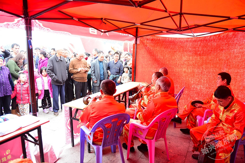 馬市八音歷史悠久，據(jù)史料記載，早在一千年以前就“鼓手舉于道路，往來(lái)人家，更闌不歇”。馬市八音分悲調(diào)和喜調(diào)，喜調(diào)輕松、歡樂(lè)，吹奏時(shí)激昂嘹亮、和諧悅耳；悲調(diào)深沉、低吟、委婉幽怨。在民間，八音有著深厚的根基，一般百姓家舉辦婚喪壽慶、喬遷新居、過(guò)年過(guò)節(jié)時(shí)都要請(qǐng)幾個(gè)嗩吶手來(lái)慶賀熱鬧一番。